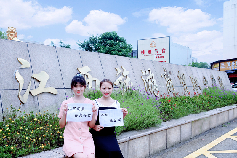 01校门口.jpg